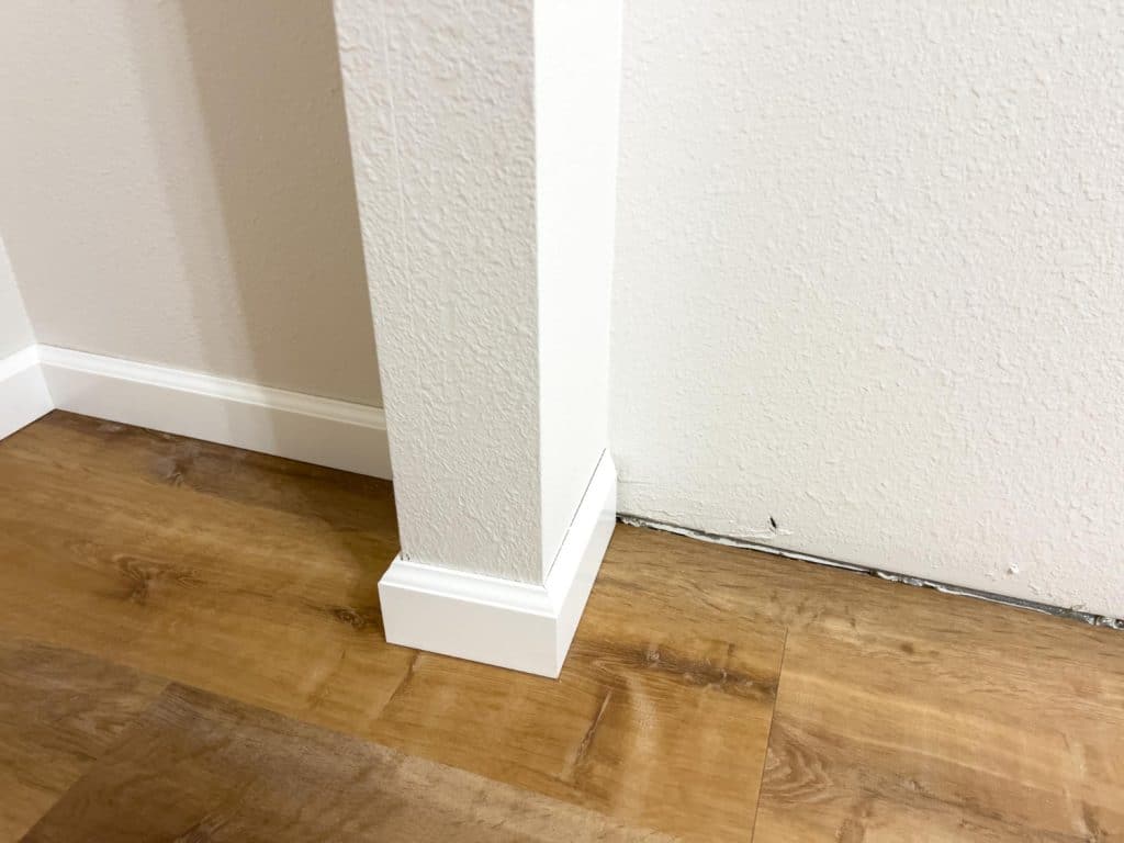 Plinthe blanche contre mur avec parquet chêne clair – Caen