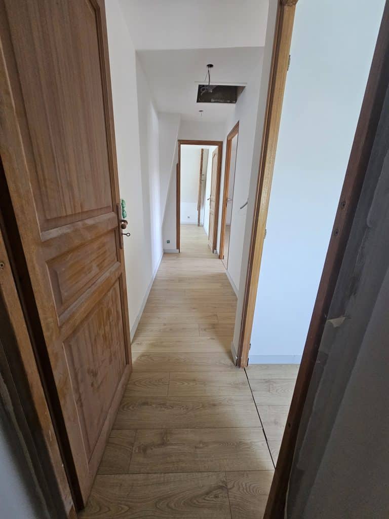Couloir parquet bois et portes anciennes – Caen