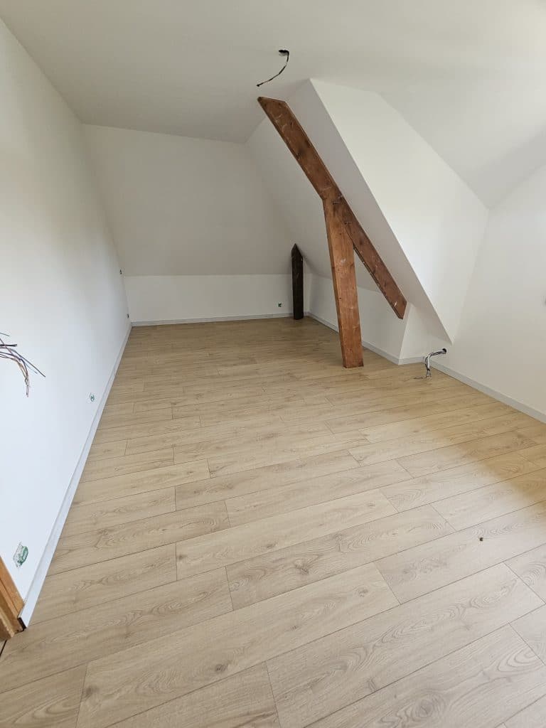 Chambre sous combles avec parquet bois clair – Caen