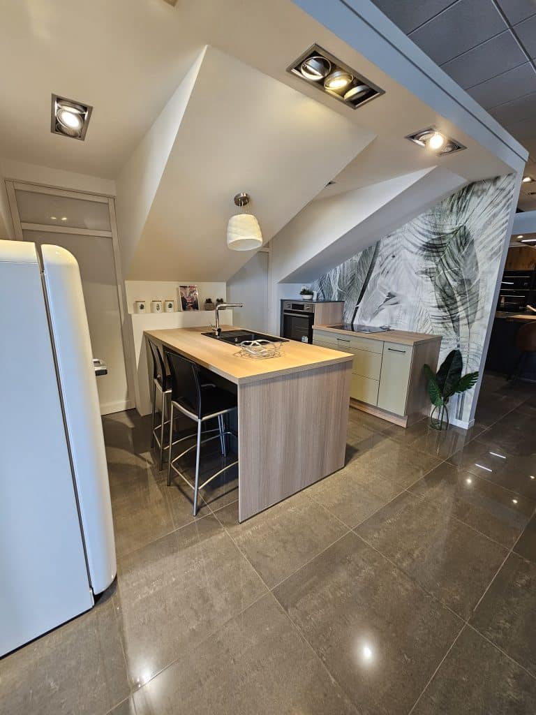 Cuisine sous combles avec crédence jungle – Caen