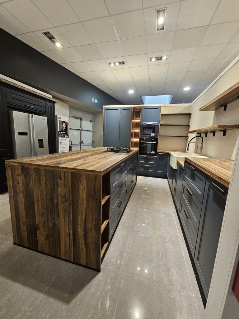 Cuisine îlot bois foncé et mobilier noir – Caen
