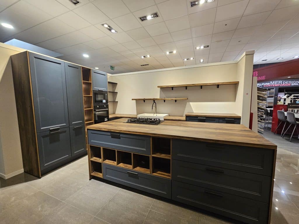 Cuisine noire et bois avec étagères ouvertes – Caen