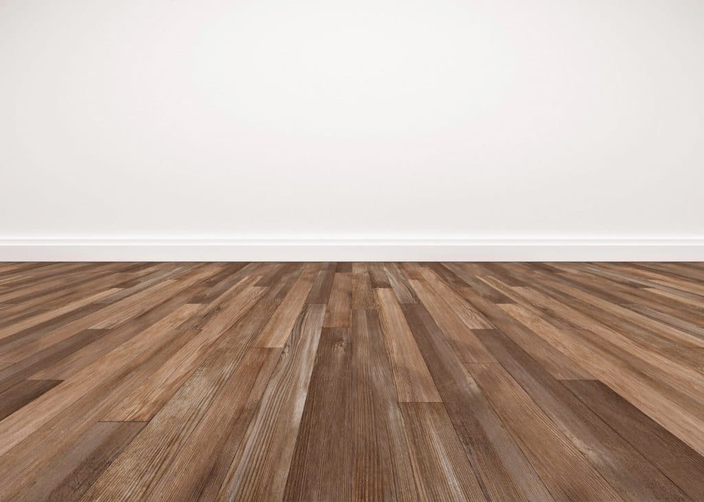 Parquet foncé lames larges dans pièce épurée – Caen