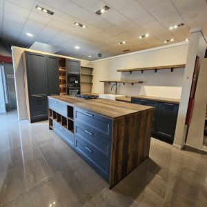 Cuisine noire avec grand îlot en bois – Caen
